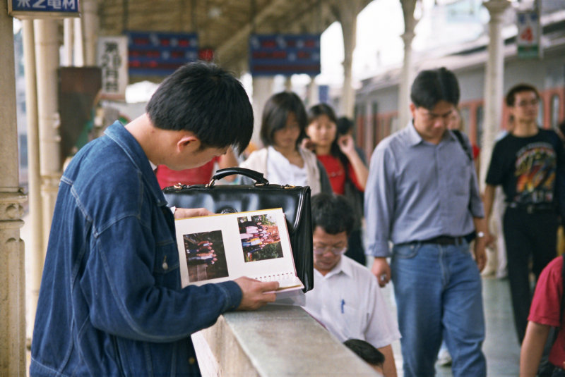 台灣鐵路旅遊攝影台中火車站月台旅客2002年之前攝影照片21